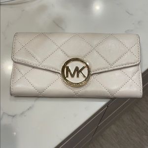 Women’s quilted Bill fold wallet.